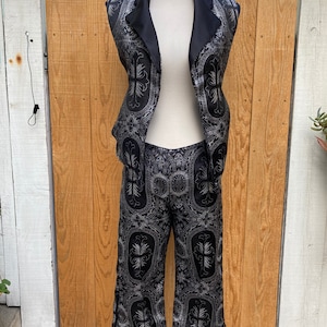 Metallic black/silver brocade two piece sleeveless pointed hem vest with nipped waist and pockets, skinny cut straight leg capri SZ XS