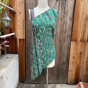 Top drapeado con estampado de anillos vintage y plisado estilo patchwork, con camiseta de tirantes de malla transparente incorporada debajo. Tallas S-M.