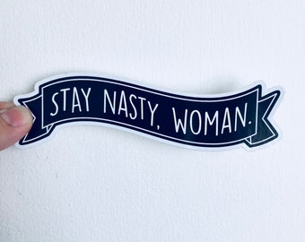 Puede incluir: Pancarta en blanco y negro con el texto "Stay Nasty, Woman!" impreso en ella.