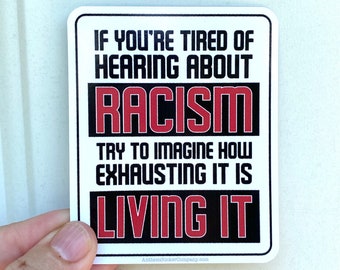 Pode incluir: Um autocolante retangular com cantos arredondados. O autocolante tem texto preto e vermelho sobre um fundo branco. O texto diz: "IF YOU'RE TIRED OF HEARING ABOUT RACISM TRY TO IMAGINE HOW EXHAUSTING IT IS LIVING IT."