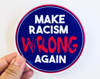 Pode incluir: Um adesivo redondo azul e branco com o texto "Make Racism Wrong Again" em letras vermelhas e brancas.