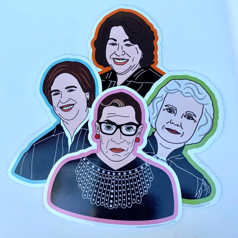 K&ouml;nnte beinhalten: Vier illustrierte Aufkleber von bemerkenswerten Frauen im Rechtsbereich. Die Aufkleber befinden sich auf wei&szlig;em Hintergrund. Die Aufkleber zeigen Ruth Bader Ginsburg, Sonia Sotomayor, Amy Coney Barrett und Elena Kagan. Die Aufkleber sind auf der Website "AnthemStickerCompany.com" erh&auml;ltlich.