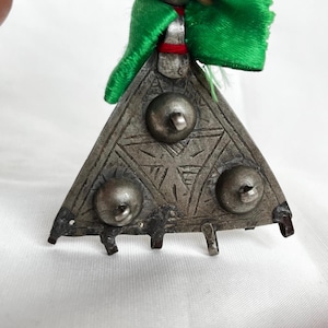 Pendentif ancien juif berbère marocain en argent avec pièces de monnaie en argent vieilli et émail - Bijoux Spirituels tradycjanels berbères