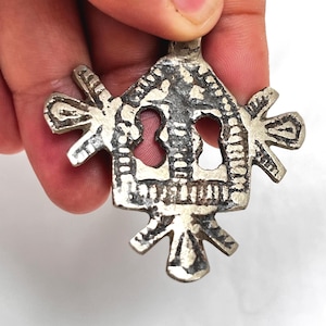 Antique Berber Moroccan Silver Amulet Pendant – Handcrafted Tribal Jewelry with Protective Amazigh Symbols – Ethnic Nomadic Talisman 5cm
