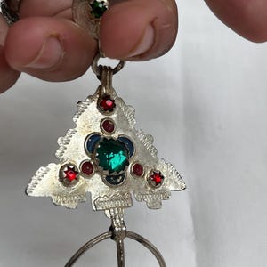 Pendentif ancien juif berbère marocain en argent avec pièces de monnaie en argent vieilli, verre vert et rouge et émail - Bijoux Spirituels berbères tradycjinels