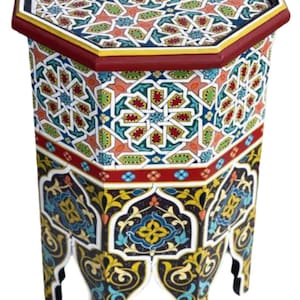 Könnte beinhalten: Achteckiger Beistelltisch mit einem lebendigen, geometrischen Mosaikmuster. Der Tisch hat eine schwarze Oberseite, rote und gelbe Verzierungen und ein sich wiederholendes Design in Blau-, Orange-, Grün- und Weißtönen. Die Beine sind schwarz.