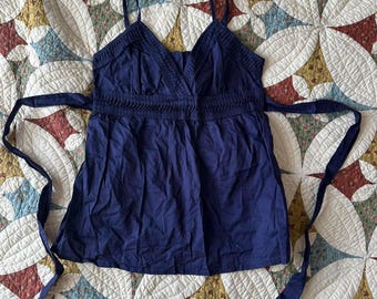 Top de tirantes estilo babydoll vintage Y2K azul marino de Forever 21 con detalle de lazo en la espalda