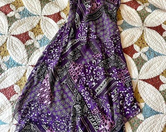 Vestido vintage Y2K midi de hada boho estilo whimsigoth en morado y negro.