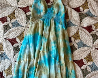 Vestido de hada caprichoso con top halter y efecto tie-dye azul y verde vintage Y2K, único y raro.