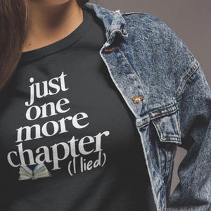 もう一章だけTシャツ、読書好きTシャツ、読書好きTシャツ、面白い読書Tシャツ、読書好きへのギフト、ファンタジーロマンスTシャツ