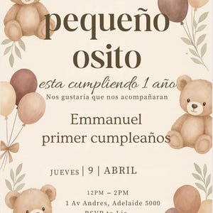 Puede incluir: Una tarjeta de invitación beige con ilustraciones de ositos de peluche y globos. El texto dice "Nuestro pequeño osito esta cumpliendo 1 año" y anuncia el primer cumpleaños de Emmanuel el 9 de abril.