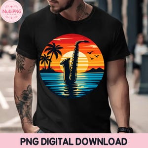 Może przedstawiać: Czarny t-shirt z krótkim rękawem z okrągłą grafiką na klatce piersiowej. Wzór przedstawia sylwetkę saksofonu na tle zachodzącego słońca z palmami, dużym żółtym słońcem, niebieską wodą i małymi ptakami lecącymi w oddali.