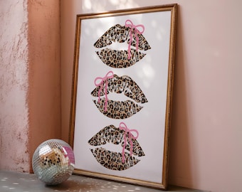 Arte de parede com lábios de leopardo, download digital imprimível da Pink Bow Coquette