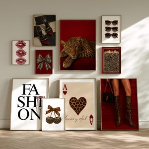 Könnte beinhalten: Ein Galerie-Wandset mit zehn gerahmten Drucken, die Leopardenmuster, rote Lippen, High Heels, Sonnenbrillen, Kirschen und Spielkarten zeigen. Die Sammlung umfasst ein großes zentrales Leopardenporträt, ein Modetypografie-Poster und Accessoires.