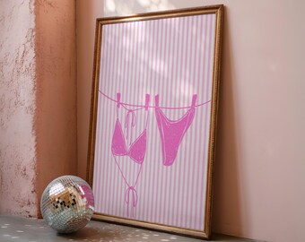 Arte de parede com biquíni rosa, estilo preppy costeiro, download digital para impressão.