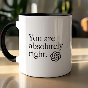 Może przedstawiać: Biały ceramiczny kubek z czarnym wnętrzem i czarnym uchwytem. Na zewnętrznej stronie znajduje się czarny nadruk z tekstem "You are absolutely right." oraz czarne, okrągłe logo geometryczne złożone z sześciu splecionych kształtów.