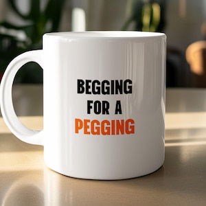 Tazza con scritta "Implora per un pegging", umorismo volgare per adulti, regalo scherzoso
