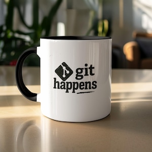 Pode incluir: Caneca de cerâmica branca com interior e alça pretos. A caneca apresenta a frase "git happens" em texto preto com um gráfico estilizado. A caneca está sobre uma superfície clara.