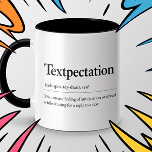 Könnte beinhalten: Weißer Keramikbecher mit schwarzem Innenraum und Henkel. Der Becher zeigt das Wort "Textpectation" und seine Definition. Der Hintergrund hat farbenfrohe, stilisierte Blitzdesigns.