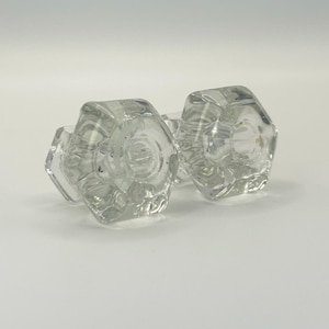 Vintage helderglazen zeskantige knoppen – gefacetteerde ladegrepen, verouderd patina (paar)