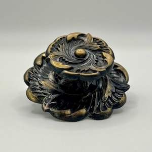 Vintage Style Ornate Floral Knob with Matching Rosette Backplate – Aged Brass Finish