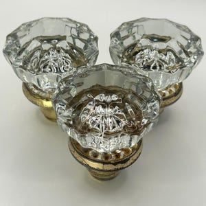 3 Vintage Achteckige Türknäufe aus Klarglas - Antike Messingbasis - 5,7 cm Durchmesser - Architektonische Bergung