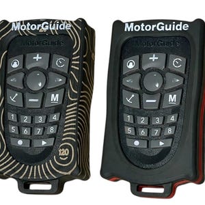 Può includere: Due telecomandi MotorGuide neri. Uno ha un motivo a onde bianche e nere, l'altro accenti rossi. Entrambi hanno pulsanti con numeri e simboli e la scritta "MotorGuide".
