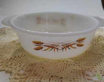 Vintage Fire-King weiße mattierte Milchglas Auflaufform • Weizen Muster