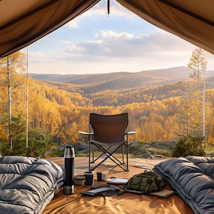 Può includere: Vista interna di una grande tenda di tela con una vista panoramica sulla montagna visibile attraverso la parte anteriore aperta. La tenda è arredata con due sacchi a pelo, una sedia da campeggio e un thermos. Il paesaggio presenta un fogliame autunnale dorato.