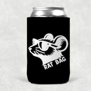 Puede incluir: Enfriador de latas negro con un gráfico blanco de un ratón con gafas de sol. El texto "RAT BAG" está impreso debajo del ratón. El enfriador está diseñado para mantener las bebidas frías.