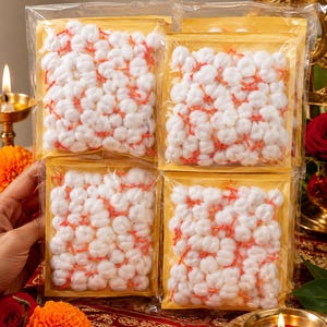 Peut inclure: Quatre sachets en plastique transparent contenant de petites mèches en coton blanc rondes avec des liens en fil orange. Chaque sachet est rectangulaire avec un support en papier jaune, contenant plusieurs mèches individuelles disposées en grille.