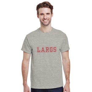 Largs Schottisches T-Shirt - Scottish Pride - Varsity Style T-Shirt - College Style T-Shirt - Schweres Baumwoll T-Shirt