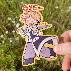 Könnte beinhalten: Ein Aufkleber mit einer Zeichentrickfigur, die sich verabschiedet. Die Figur hat stachelige blonde Haare und trägt ein lila-weißes Outfit. Das Wort "BYE~" steht in Rosa über dem Kopf der Figur. Der Aufkleber wird vor einem Hintergrund aus grünem Gras gehalten.
