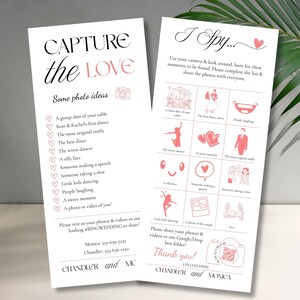 Könnte beinhalten: Zwei weiße Hochzeits-Foto-Schnitzeljagd-Karten mit schwarzem und rosafarbenem Text und Symbolen. Die linke Karte listet Fotoideen auf, die rechte Karte enthält ein I-Spy-Gitter mit Illustrationen und einem QR-Code zum Hochladen, signiert von Chandler und Monica.