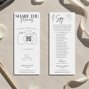 Könnte beinhalten: Zwei weiße Hochzeitskarten mit schwarzem Text. Eine Karte sagt "Share the Moments" und enthält eine Kameragrafik mit einem QR-Code. Die andere Karte sagt "I Spy..." mit einer Liste von Eingabeaufforderungen. Beide Karten tragen die Namen "Amelia & Johns" und das Datum.