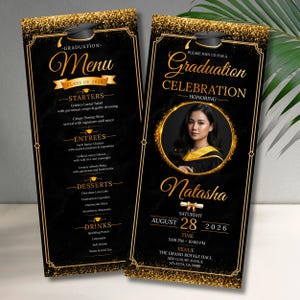 Könnte beinhalten: Schwarze und goldene Abschlussankündigung und Menü. Die Ankündigung zeigt ein Foto einer Absolventin, den Namen "Natasha" und Veranstaltungsdetails. Das Menü listet Vorspeisen, Hauptgerichte, Desserts und Getränke auf.