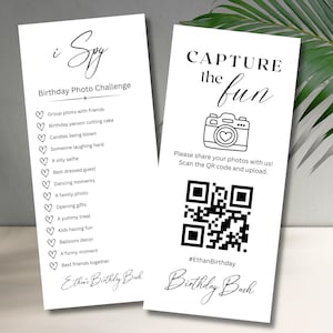 Könnte beinhalten: Zwei weiße Karten mit schwarzem Text. Eine Karte trägt die Aufschrift "i Spy Birthday Photo Challenge" mit einer Liste von Aktivitäten. Die andere Karte trägt die Aufschrift "Capture the fun" mit einer Kameragrafik, einem QR-Code und dem Text "#EthanBirthday" und "Birthday Bash".