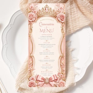 Könnte beinhalten: Eine vertikale Menükarte für eine Quinceañera mit cremefarbener Mitte, goldenen verzierten Rändern, rosa Rosen und einer goldenen Tiara-Grafik oben. Der Text listet Gänge wie Caprese-Spieße, Erdbeer-Spinat-Salat, Kräuterhähnchen, Knoblauchkartoffelpüree und Vanillekuchen auf, abgeschlossen mit einer rosa Schleife am unteren Rand.