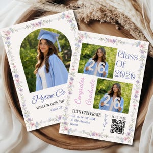 Könnte beinhalten: Zwei Abschlussankündigungskarten mit einem Blumenrand aus kleinen blauen und violetten Blüten. Die Karten zeigen Fotos eines Absolventen in hellblauem Talar, den Text "Class Of 2026", "Congrats Graduate" sowie einen scannbaren QR-Code.