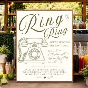Könnte beinhalten: Ein rechteckiges Schild mit cremefarbenem Hintergrund sowie olivgrünem Text und Strichzeichnungen. Es zeigt eine Abbildung eines Wählscheibentelefons, die Worte Ring Ring, You've reached the Nastlans und Anweisungen zum Hinterlassen von Nachrichten.