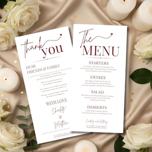 Könnte beinhalten: Eine weiße Keramik-Tasse mit schwarzem Henkel und dem Text "But First, Coffee" in schwarzer, handschriftlicher Schrift. Die Tasse steht auf einer weißen Oberfläche.