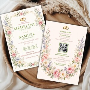 Könnte beinhalten: Zwei rechteckige Hochzeitseinladungskarten mit einem Blumenrand aus rosa Rosen, weißen Blüten und blauen Zweigen. Die Karten zeigen goldene Eheringe, Text mit den Namen Medeline Rose Miller und Samuel Devid Clare sowie einen QR-Code.