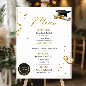 Puede incluir: Un letrero de menú de graduación blanco con texto y detalles dorados. Muestra un birrete de graduación negro con un diploma, cintas doradas y el texto: Menu, Appetizers, Main Course, Desserts, Drinks y un logotipo circular Cheers to the FUTURE.
