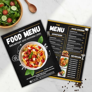 Könnte beinhalten: Zwei schwarze Speisekarten-Flyer mit weißem und gelbem Text. Der linke Flyer zeigt "FOOD MENU" und "BREAKFAST AND DINERS 1990" mit einem Pastagericht-Bild. Der rechte Flyer zeigt "THE MENU" mit einer Liste von Vorspeisen, Hauptgerichten und Getränken.