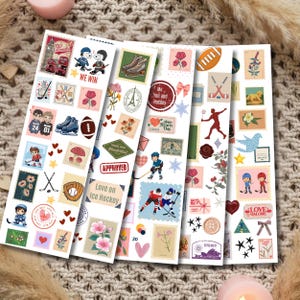Könnte beinhalten: Eine Sammlung dekorativer Stickerbögen mit verschiedenen Designs. Die Aufkleber zeigen Sportgeräte, Blumen, Herzen und Texte wie "WE WIN", "Love on Ice Hockey" und "SYDNEY". Die Farbpalette umfasst Rot, Blau und Rosa.