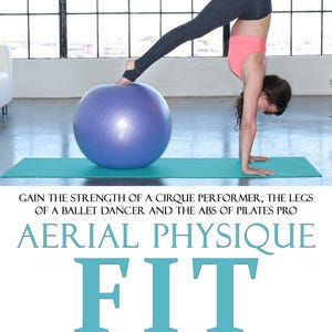 Könnte beinhalten: Eine Frau im Handstand, balancierend auf ihren Händen, ein Bein auf einem großen, lila Gymnastikball. Sie trägt ein korallenfarbenes Oberteil und graue Leggings. Der Text "AERIAL PHYSIQUE FIT" ist darunter zu sehen.