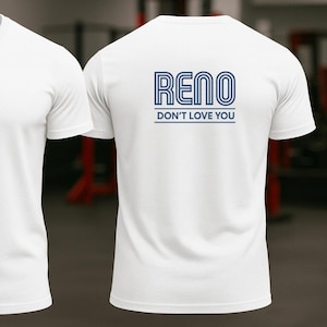 Puede incluir: Camiseta blanca con diseño azul marino. La parte delantera presenta el número "175" dentro de un óvalo. La parte trasera muestra la palabra "RENO" encima de "DON'T LOVE YOU" en azul marino. La camiseta es de manga corta.