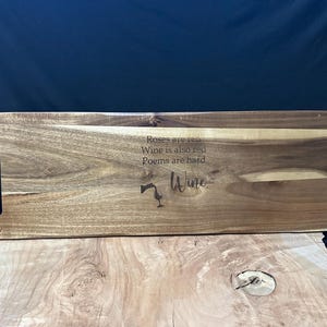 Holzbrett aus Akazienholz: Extragroße Live Edge Servierplatte