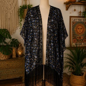 Kimono bohemio negro transparente con flecos – Estampado floral en terciopelo | Talla única