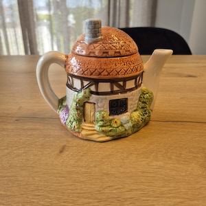 Vintage village teapot/ceramic teapot, coffee teapot, kitchen decor, kitsch teapot VINTAGE
